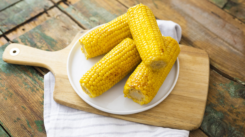 Plate of corn on the cob