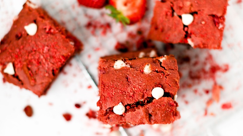 strawberry brownies with white chocolate chips