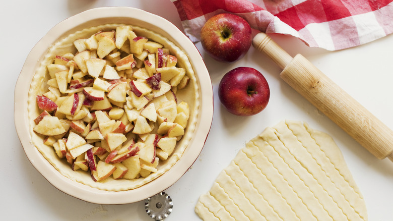 Unpeeled apples in pie crust