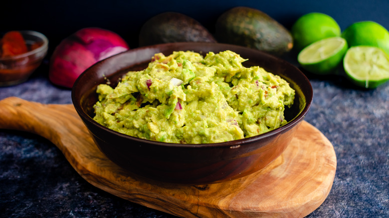 guacamole served in dish