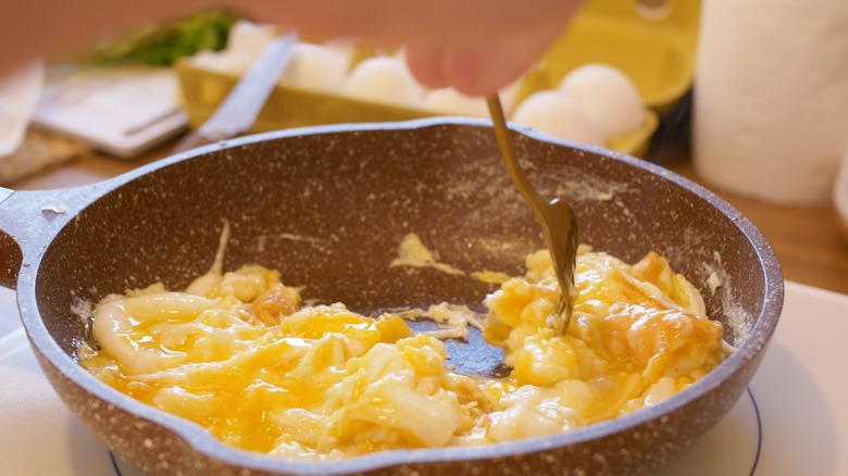 Scrambling eggs in the pan