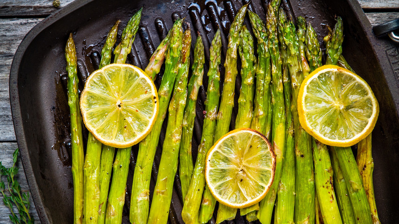 asparagus in a grill pan