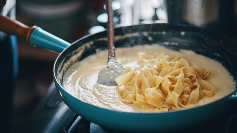 Preparing fettuccine pasta aflredo