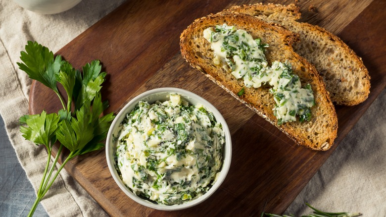 garlic bread with softened butter 