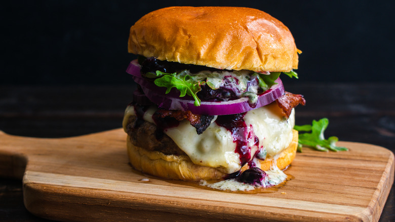 Cheeseburger with havarti and toppings