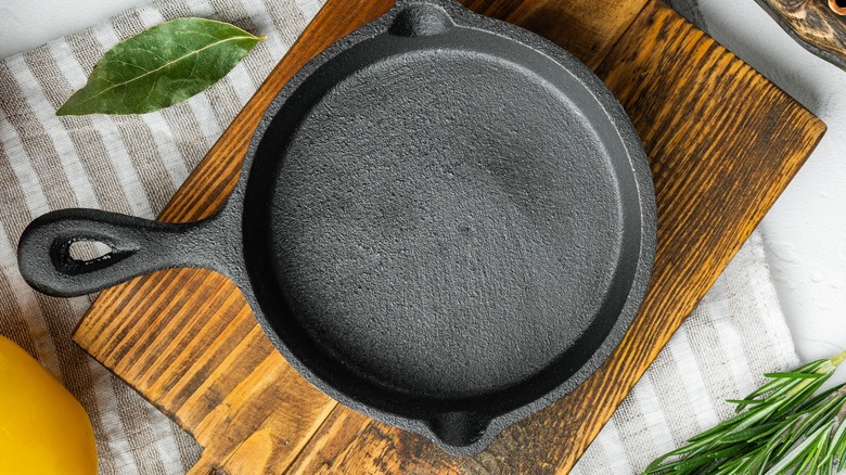 Black cast iron pan