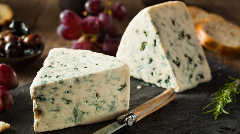 Blue cheese with rosemary and grapes