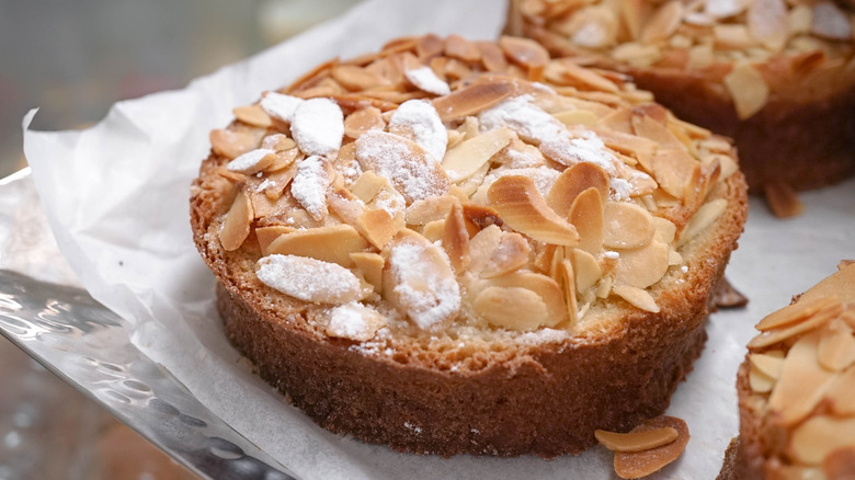 Circular almond tart