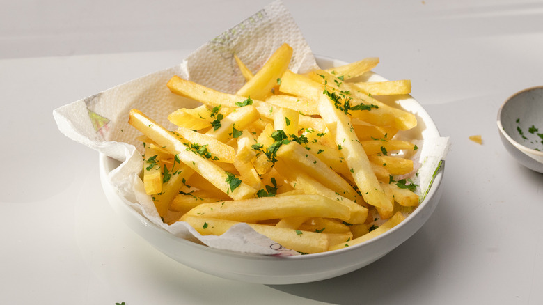 fries with salt and parsley