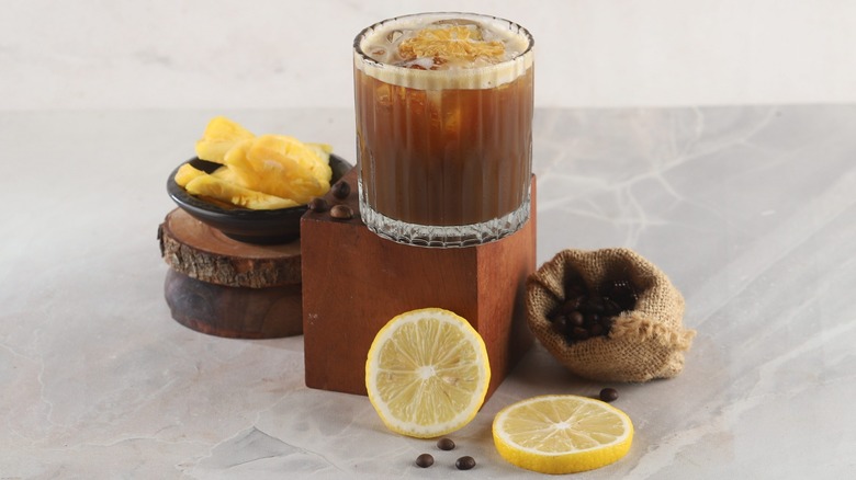 Cold brew coffee with lemon and pineapple slices