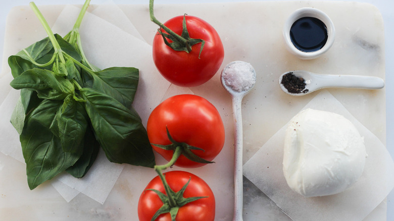 fresh tomato and mozzarella salad ingredients
