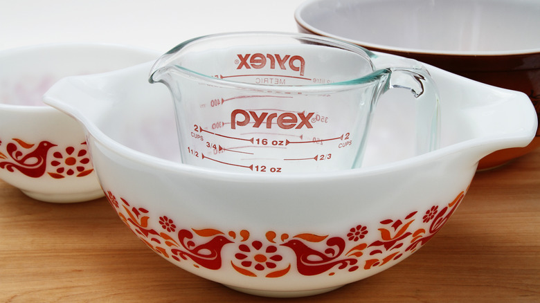 Vintage pyrex jug and bowl