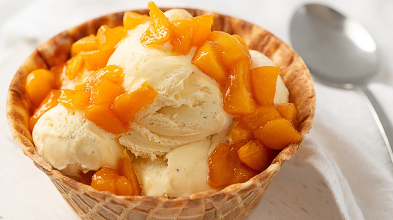 Vanilla ice cream topped with peaches