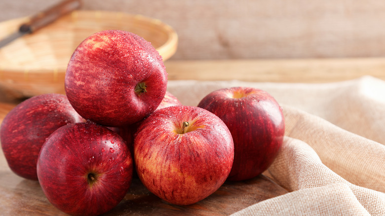 Apples on a cloth