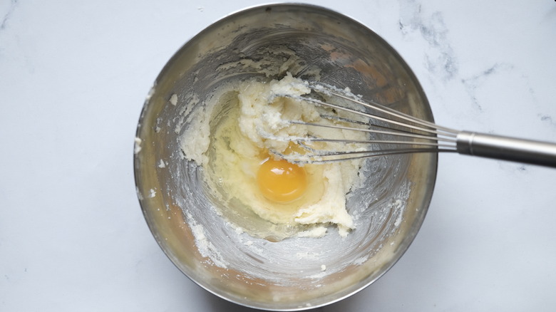 creamy filling and egg in bowl