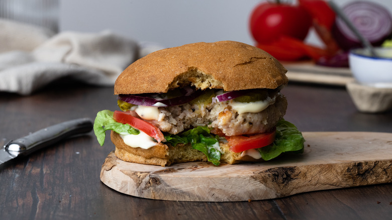 garlic chicken burger on tray 