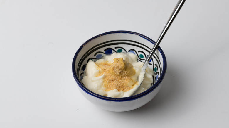 garlic mayo in bowl 