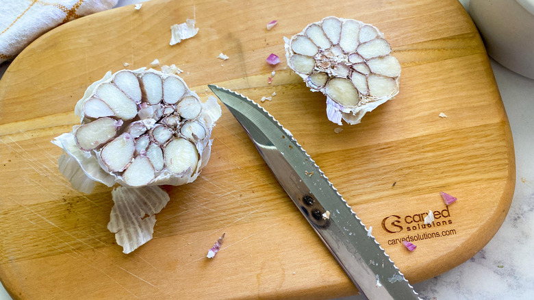 garlic on cutting board 