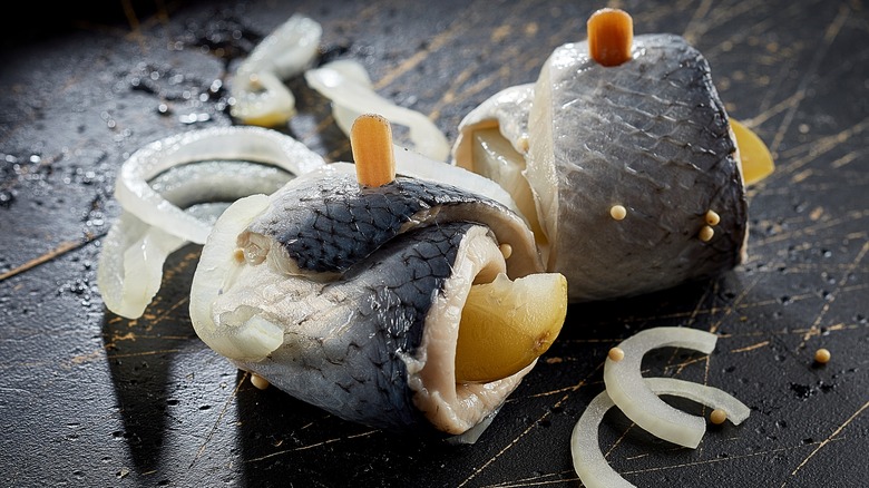Rollmops with onions