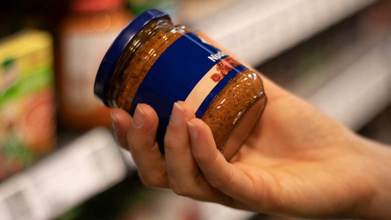 tomato sauce in grocery store