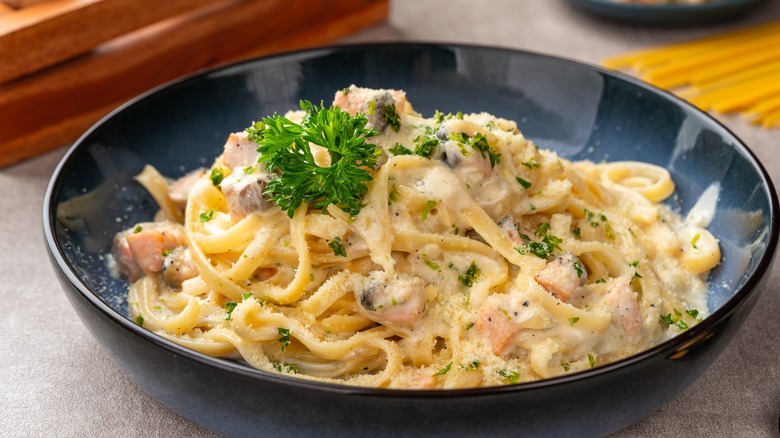 carbonara in bowl