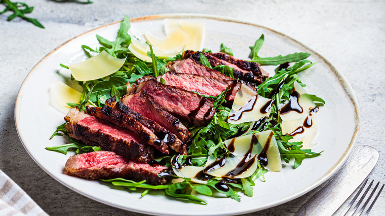 Steak and arugula salad