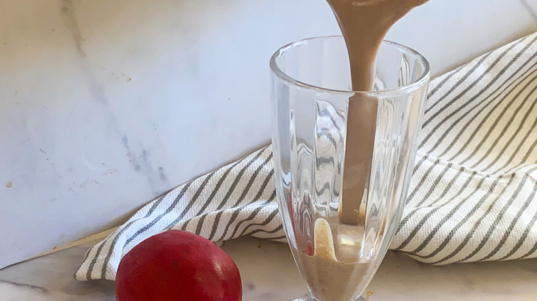 smoothie pouring