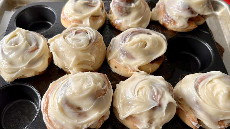 cinnamon buns with frosting