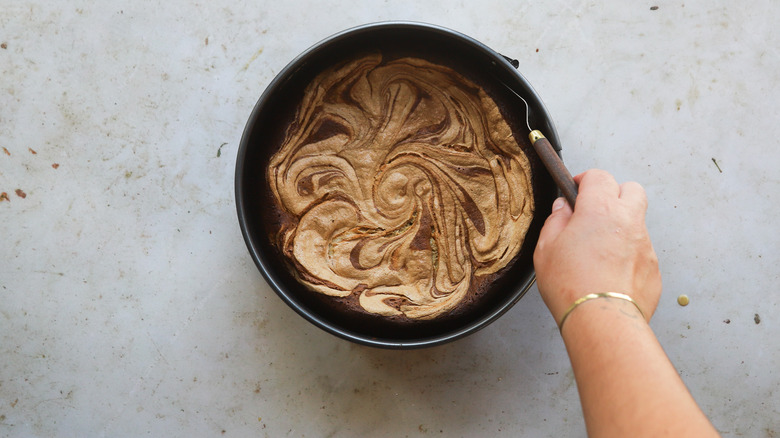 Running spatula around cake