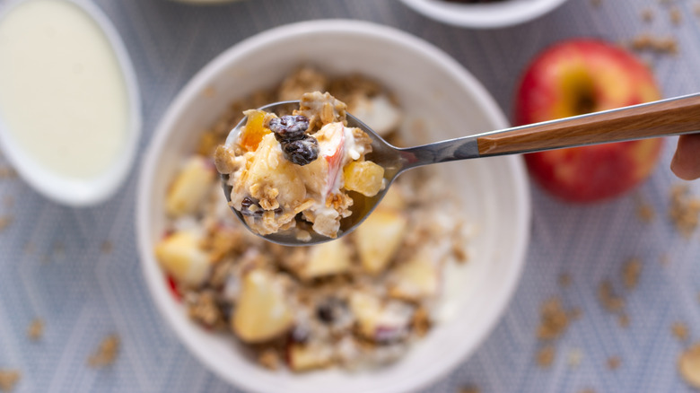 yogurt parfait with cereal