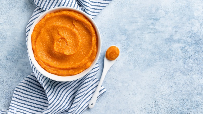 Overview of pumpkin puree in a bowl with spoon