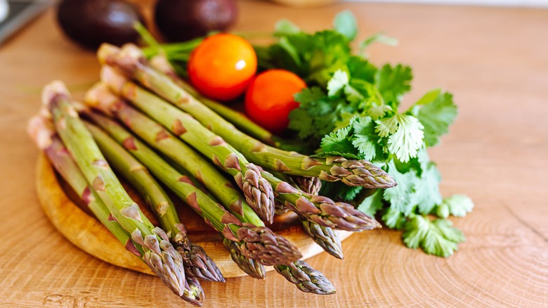 Fresh asparagus with tomatoes and cilantro 