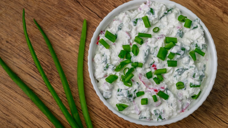 Cottage cheese with chives and herbs