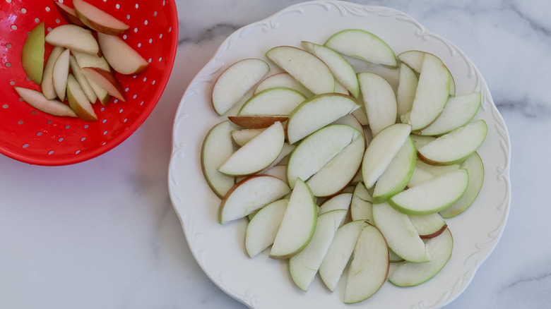 Overview of apple slices without toppings 