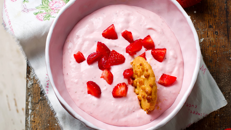 strawberry dip with cookie