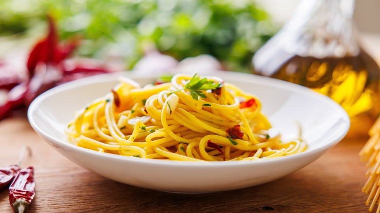 Plate of spaghetti aglio e olio