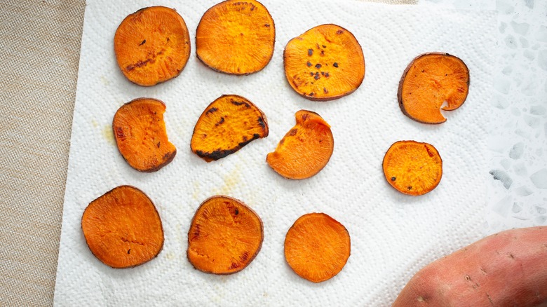 Sweet potato chips on paper towel