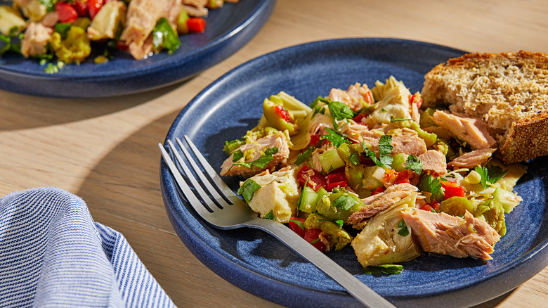 Tuna salad with bread