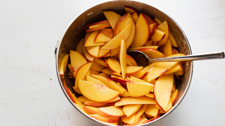 sliced peaches in bowl