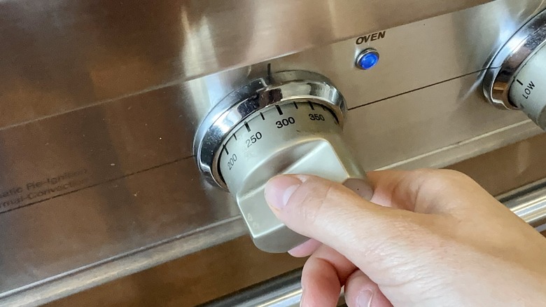 hand turning oven knob