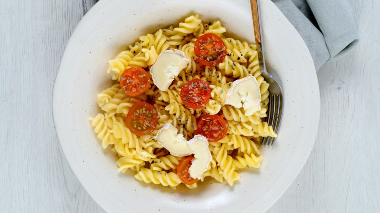 pasta with goat cheese and fresh tomatoes