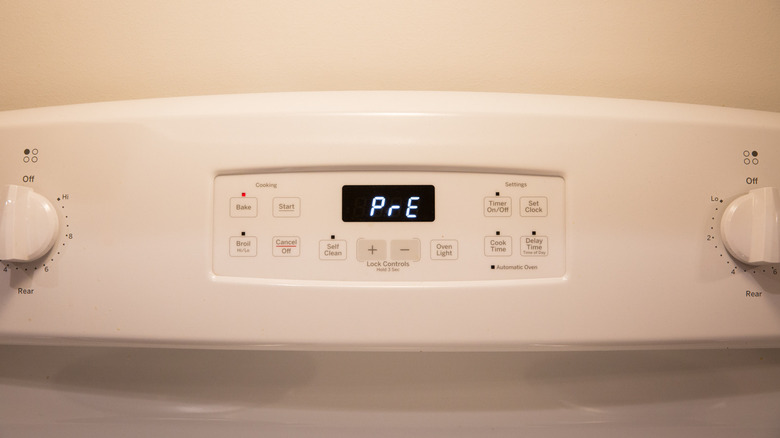 oven display showing preheat symbol 