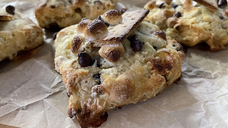 golden s'mores scones