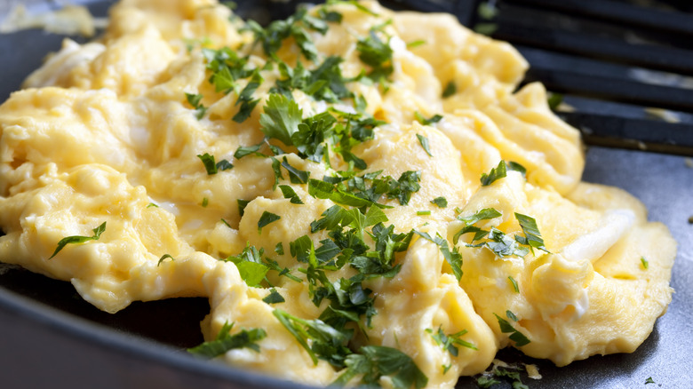 scrambled eggs with parsley garnish