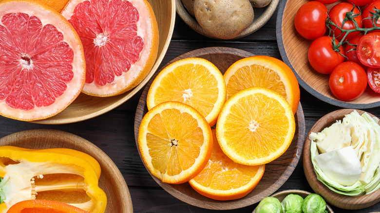 sliced grapefruits and oranges in bowl 