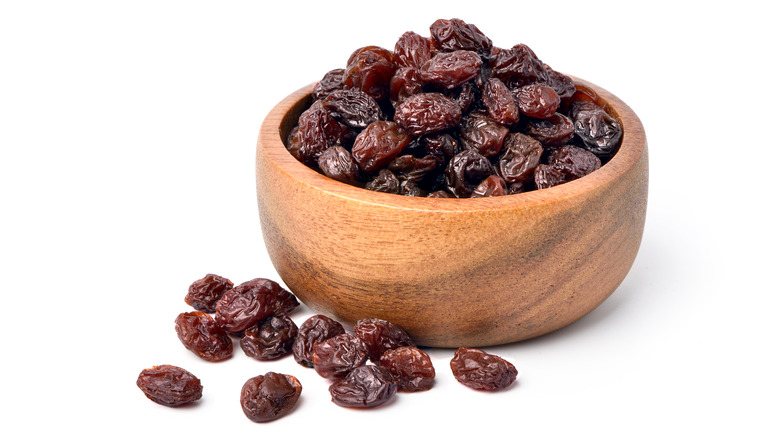 bowl of raisins