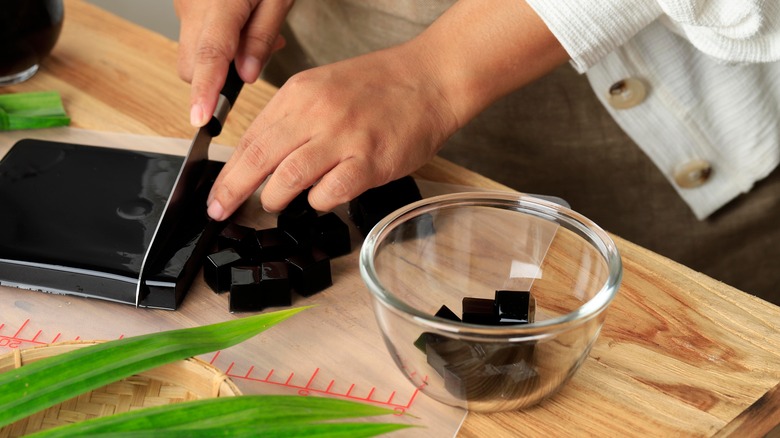 Slicing grass jelly block