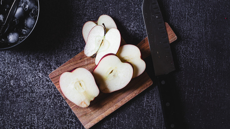 sliced apples