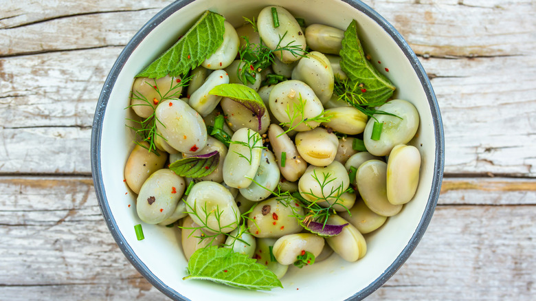 Fava bean salad with mint 