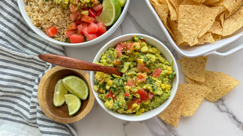 guacamole in bowl